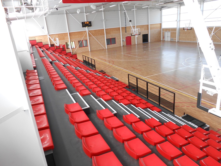 Tribünensysteme für Sporthallen und Mehrzweckhallen