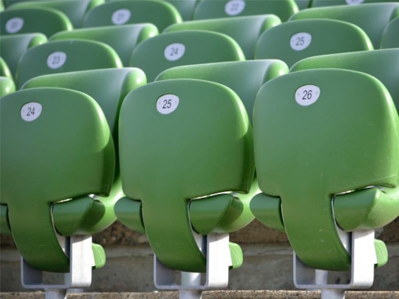 Klappsitze für Stadien aus Kunststoff