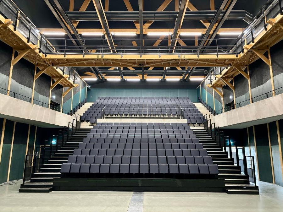 Kulturzentrum in umgebauter Industriehalle mit Teleskoptribüne