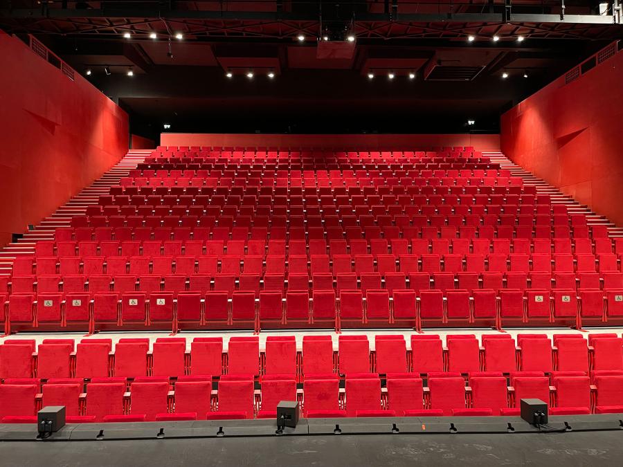 Kulturzentrum mit roten Polstersitzen auf Teleskoptribüne