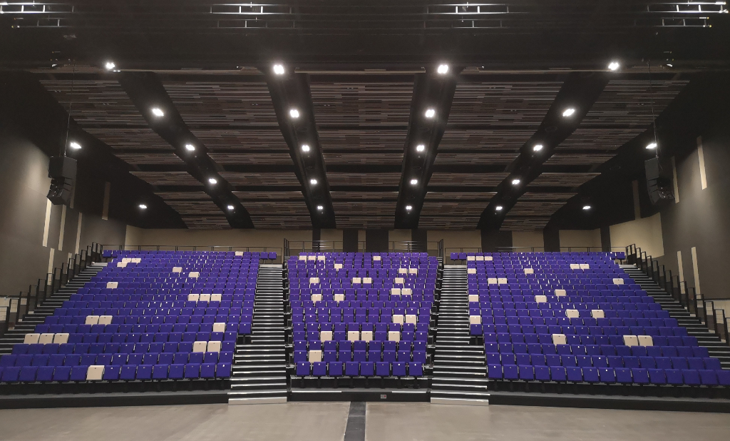 Trapezförmige Tribüne in einer Mehrzweckhalle