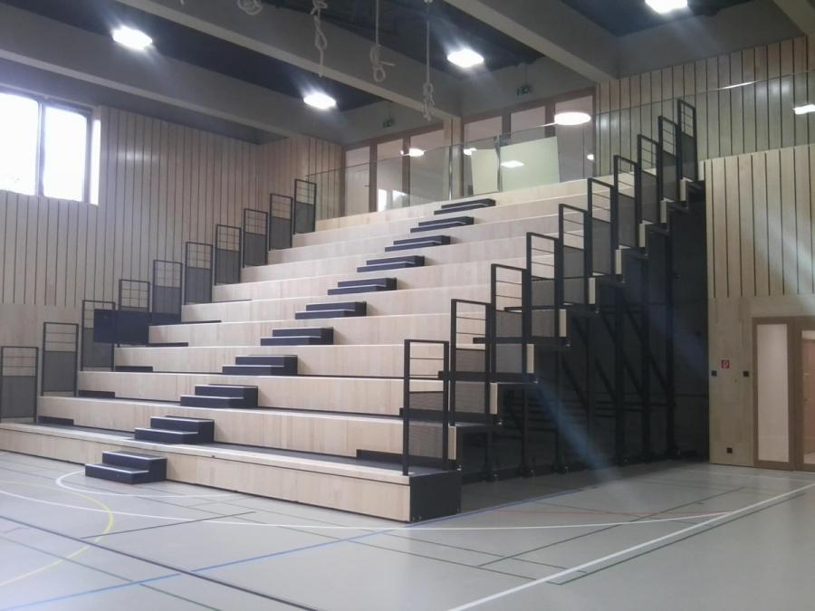 Gymnasium-Sporthalle mit ausgefahrener Holztribüne