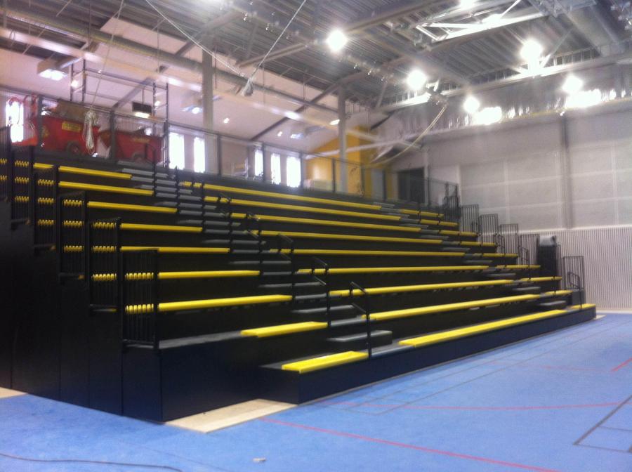 Sporthalle mit Teleskoptribüne und gelben Stufenkanten
